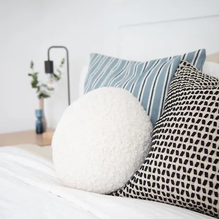 Premier Palaca - Ground Floor Only, Walk To Reserve & Town