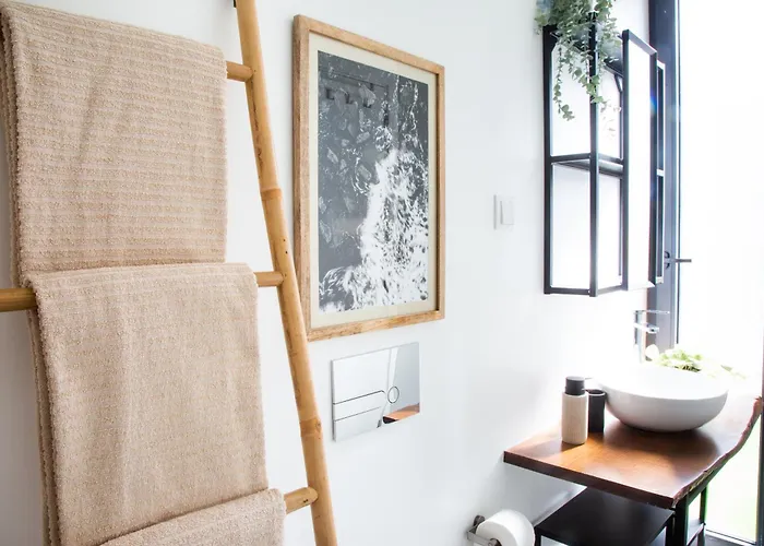 Premier Palaca - Ground Floor Only, Walk To Reserve & Town بيت للعطل *