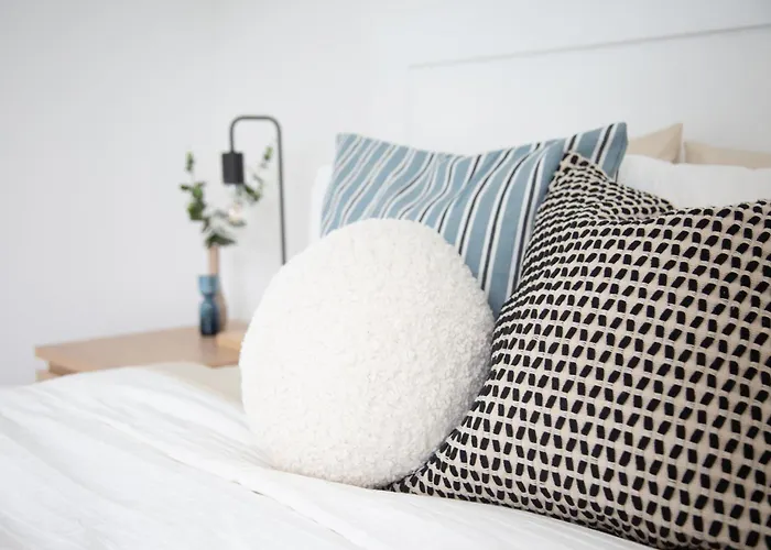 Premier Palaca - Ground Floor Only, Walk To Reserve & Town