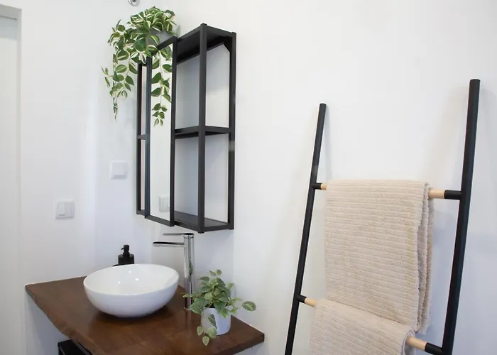 Premier Palaca - Ground Floor Only, Walk To Reserve & Town Santo Isidoro