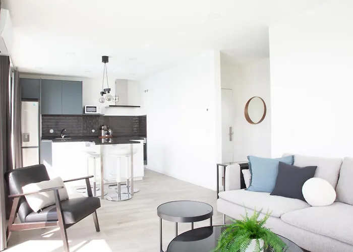 Premier Palaca - Ground Floor Only, Walk To Reserve & Town