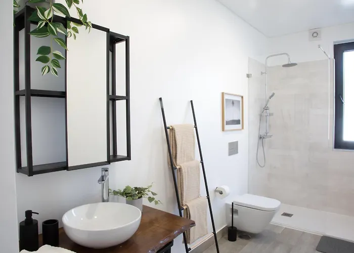 Premier Palaca - Ground Floor Only, Walk To Reserve & Town